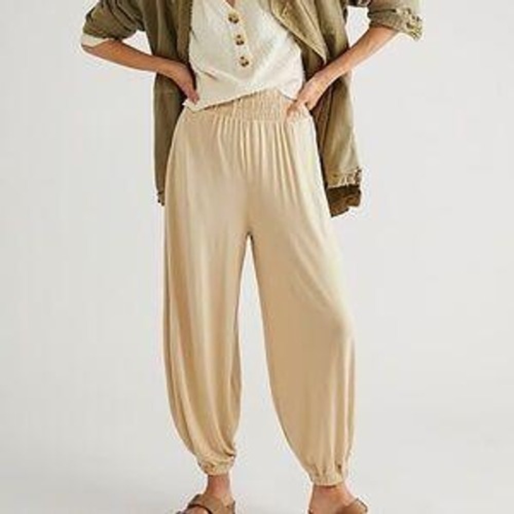 Free People Beach Tan Beige Harem Pants Elastic Waist Cuffs Medium Boho‎ Flowy